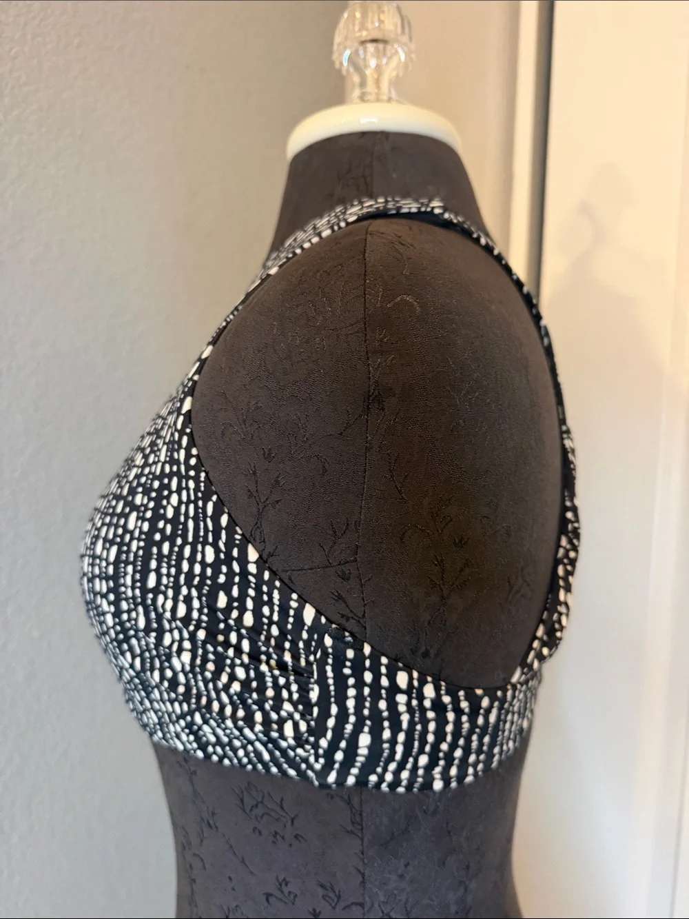 Athleta Maldives Bra Cup Bikini Top Black & White High-Neck Size 34 B/C Swimwear